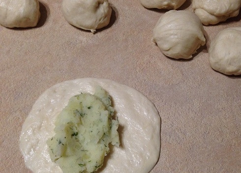 1. Этап. Дрожжевые пирожки с картофельной начинкой: Из каждого делаем лепешку, выкладываем ложку картофельной начинки.