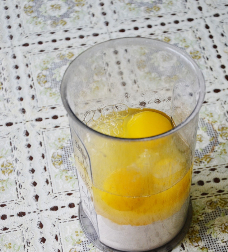 1. Этап. Простой бисквит: Вся простота рецепта заключается в том, что мы берём все ингредиенты, кладем их в ёмкость и смешиваем блендером минуты 3-4. Я ставлю включенный блендер в удобное место, чтобы не надо было его держать, сама отхожу и занимаюсь своими делами. Очень удобно.