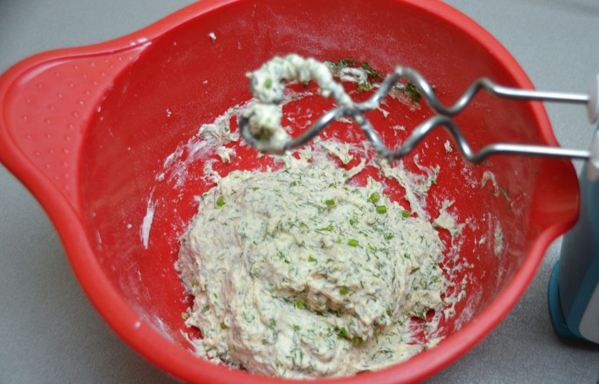 1. Этап. Хлеб с укропом: Замесите тесто. Месить можно руками или использовать миксер.