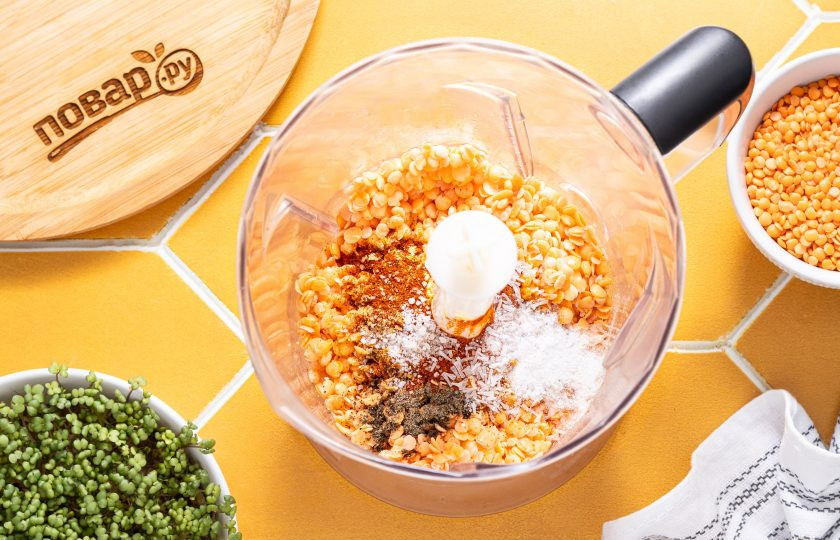 1. Этап. Оладьи из красной чечевицы: Переложите чечевицу в чашу блендера. Влейте воду, добавьте все специи, разрыхлитель и соль.