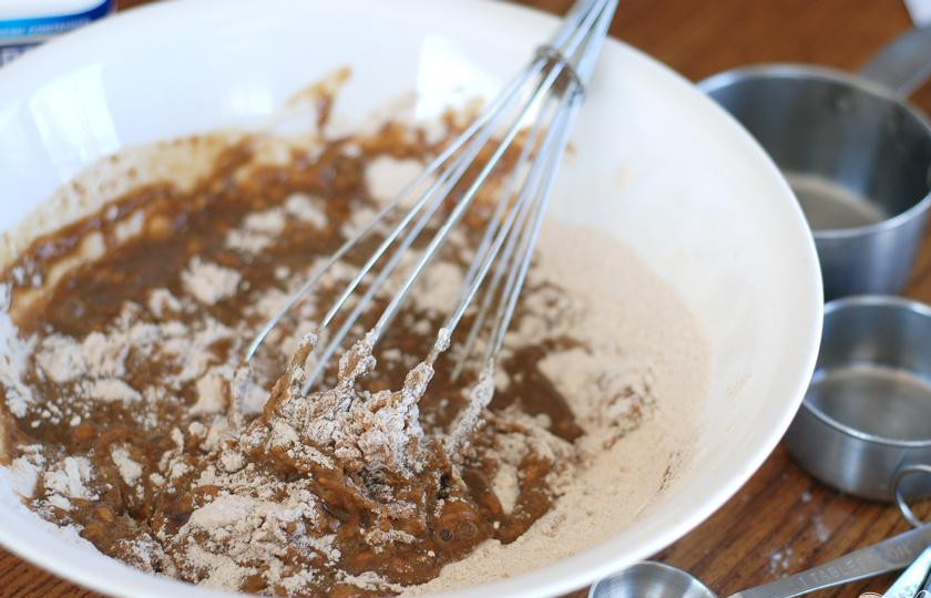 1. Этап. Кофейные маффины: 3. В другой миске смешать муку, сахар, разрыхлитель, корицу и соль. Сделать углубление в муке и влить кофейную смесь. Хорошо перемешать.