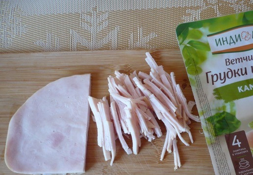 1. Этап. Салат с ветчиной и пекинской капустой: Ветчину из грудки индейки нарезать соломкой.