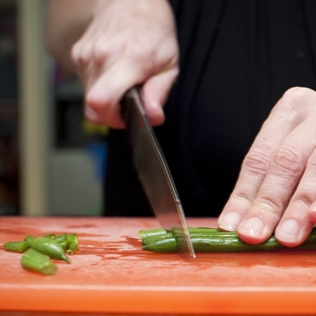 1. Этап. Фасоль стручковая жареная: 1. Промойте фасоль и обрежьте у стручков кончики.