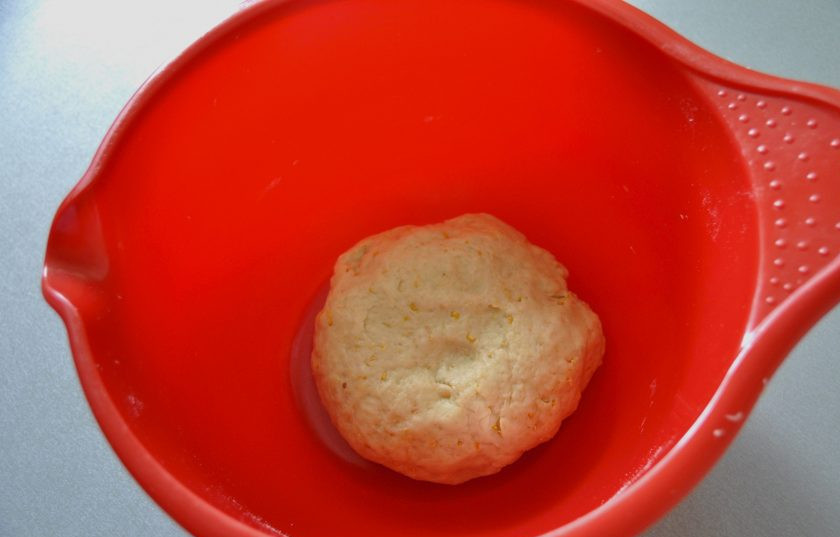 1. Этап. Венский рулет: Замесите тесто, накройте пленкой или салфеткой и поставьте в теплое место для расстойки на 2 часа.