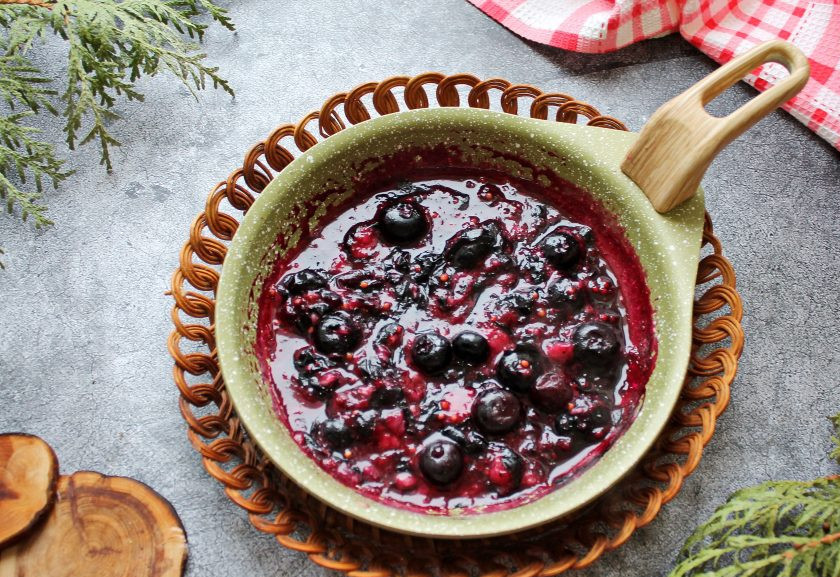 1. Этап. Соус из голубики к мясу: Готовьте соус на среднем огне в течение 3 минут, перемешивая. Снимите с огня и подавайте к мясу.