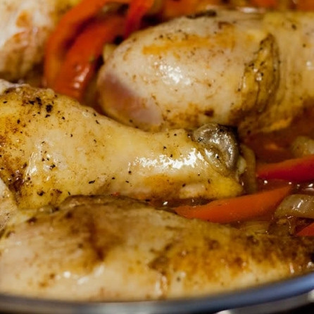 1. Этап. Курица по-венгерски: 6. К луку и болгарскому перцу добавьте половину указанного в рецепте количества паприки, душицу, белое вино и куриный бульон. Перемешайте. Затем в сковороду выложите и куриные ножки. Доведите до кипения. Накройте и тушьте на медленном огне в течение часа.