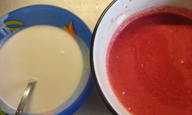 1. Этап. Творожно-йогуртовый торт: Йогурт смешиваем с творожной массой, добавляем 200 грамм сахара и взбиваем до однородности. Теперь вливаем 2/3 желатина со сливками в творожно-йогуртовую массу, и 1/3 часть в перетертые ягоды, перемешиваем.