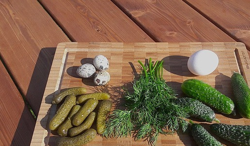 1. Этап. Салат Перепелиное гнездо: Свежие огурцы и укроп помыть. Яйца отварить.