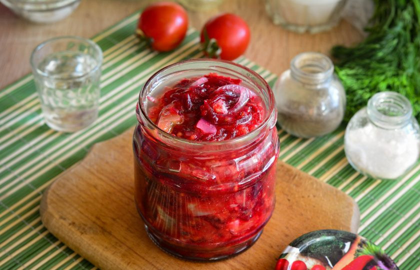 1. Этап. Лечо из свеклы: Горячее лечо из свеклы переложите в чистые и простерилизованные банки.