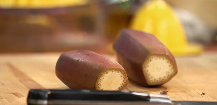 1. Этап. Кальмары с апельсинами: У цикория отрежьте листья. Почистите красные бананы. Уберите с огня цедру и сироп. Измельчите кешью.