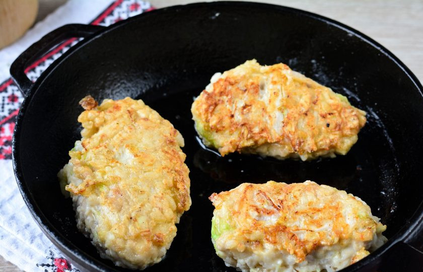 1. Этап. Ленивые голубцы с пекинской капустой: Обжаривайте голубцы с двух сторон до румяной корочки.