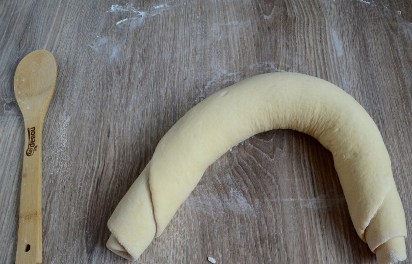 1. Этап. Булочки Синнабон (правильный рецепт 100%): Заверните тесто в рулет как можно плотнее.