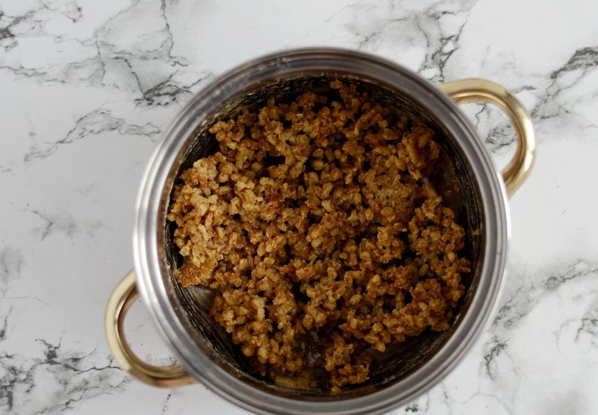 1. Этап. Каша из полбы: В конце добавьте ложечку кокосового масла, снимите кастрюлю с плиты и оставьте кашу на 15-20 минут.