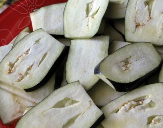 1. Этап. Мясо по-французски с баклажанами: Баклажаны нарежьте крупными кусками, посолите и оставьте на полчаса.