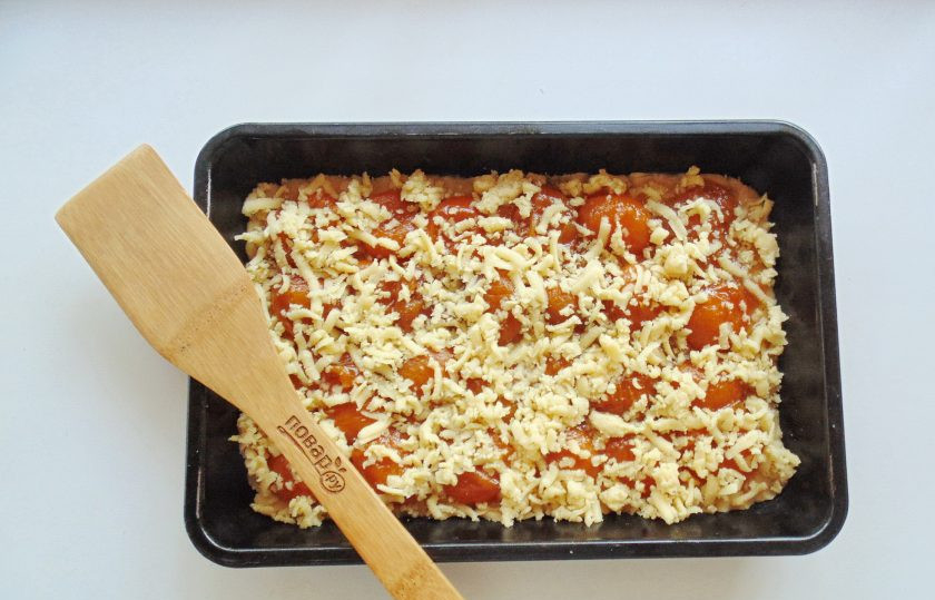 1. Этап. Пирог с орехами и вареньем: Меньшую часть теста натрите на терке и выложите на варенье.