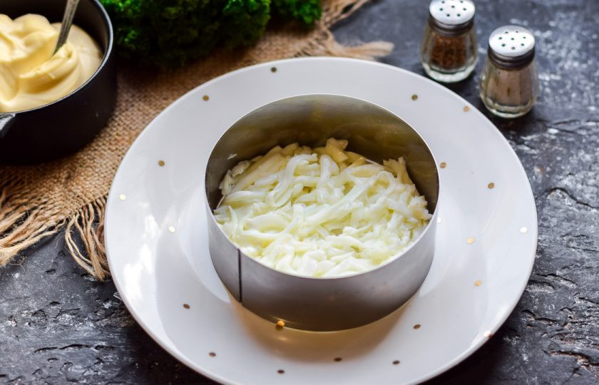 1. Этап. Салат Эгоист: Куриные яйца отварите, почистите, отделите белки от желтков. Белки натрите средней стружкой, выложите половину белков первым слоем.