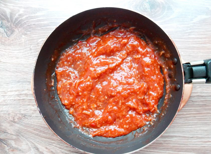 1. Этап. Сычуаньский соус: Варите соус, перемешивая, на медленном огне до загустения.