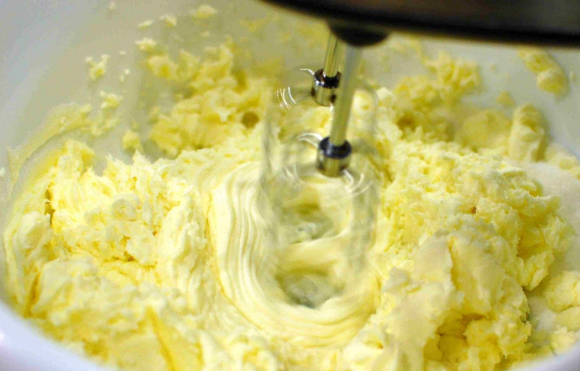 1. Этап. Итальянский пирог с сыром: При помощи миксера смешиваем маскарпоне с сахаром.