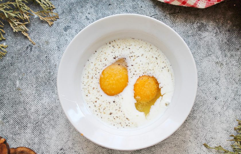 1. Этап. Гавайская запеканка: В миску с молоком разбейте яйца. Куриные яйца можно заменить на гусиные или перепелиные.