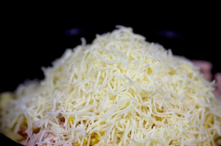 1. Этап. Салат с овощами, ветчиной и макаронами: 7. Натрите сыр.