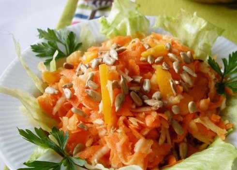 1. Этап. Салат с морковкой: Вымытые листья салата рвем на небольшие кусочки и красиво выкладываем по краям салатника, выкладываем салат и посыпаем обжаренными семечками. Украшаем зеленью.