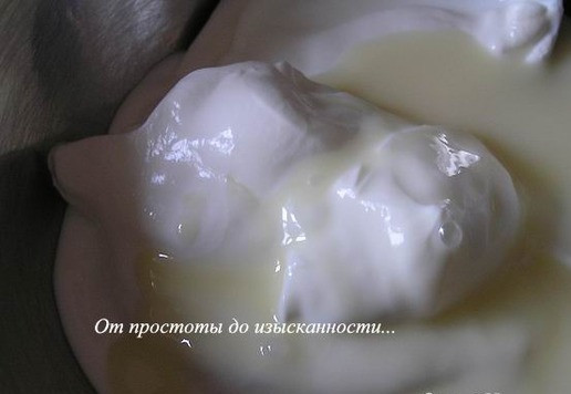 1. Этап. Десерт с айвой: Сметану смешайте со сгущенкой до однородности.