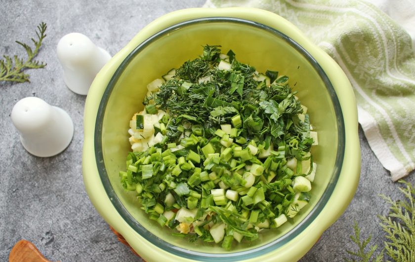 1. Этап. Окрошка на сыворотке и сметане с колбасой: Порежьте зелень и зеленый лук, добавьте в окрошку.