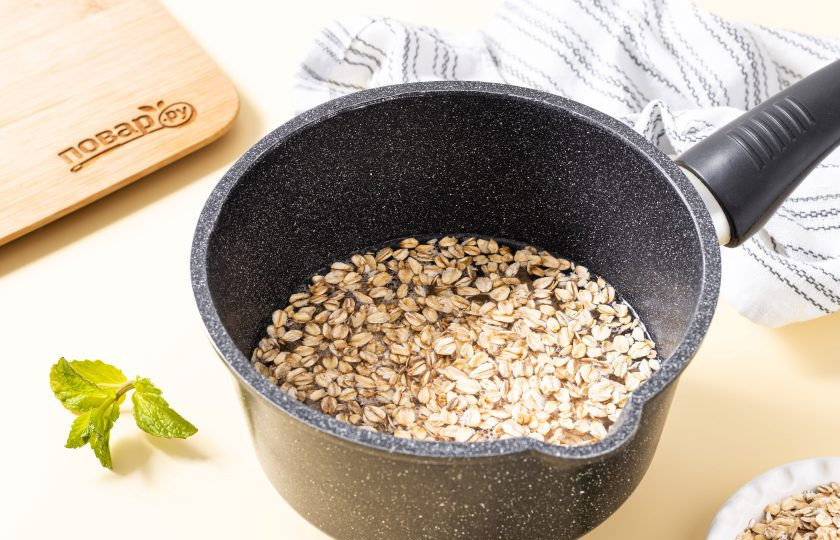 1. Этап. Овсянка с куркумой: Вскипятите воду в кастрюле или сотейнике. Добавьте овсяные хлопья и щепотку соли.