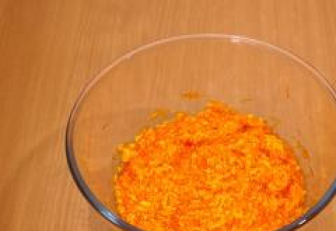 1. Этап. Морковное печенье: Морковь натираем на мелкой терке и добавляем к сливочному маслу.