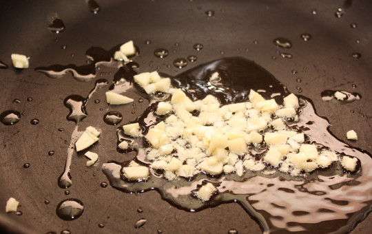 1. Этап. Макароны с морепродуктами: Для начала нам необходимо отварить макароны до полной готовности в слегка подсоленной воде. Пока макароны варятся, мы наливаем в сковородку оливковое масло и обжариваем на нем измельченный чеснок 1-2 минуты.