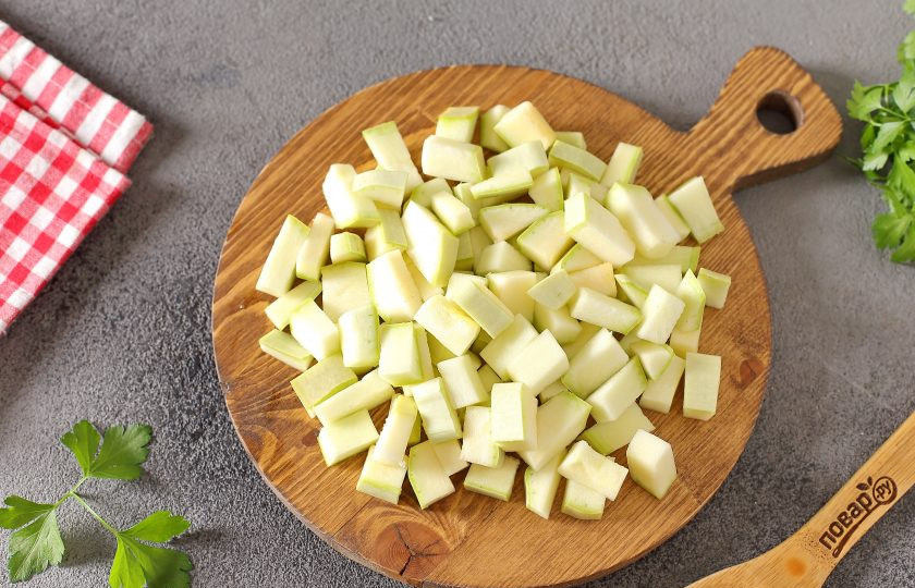 Маринованные кабачки с куркумой на зиму 1. Этап. Маринованные кабачки с куркумой на зиму: Если кабачки молодые, то нарежьте их кружочками, если более зрелые, то удалите семена и нарежьте небольшими брусочками. Шкурку можно не снимать.