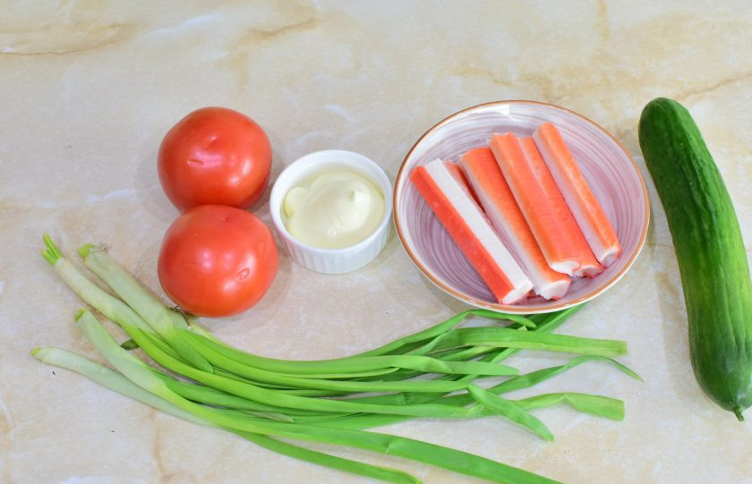 1. Этап. Крабовый салат с помидорами и огурцами: Для приготовления салата подготовьте необходимые ингредиенты. Пропорции можно немного изменить на свой вкус.