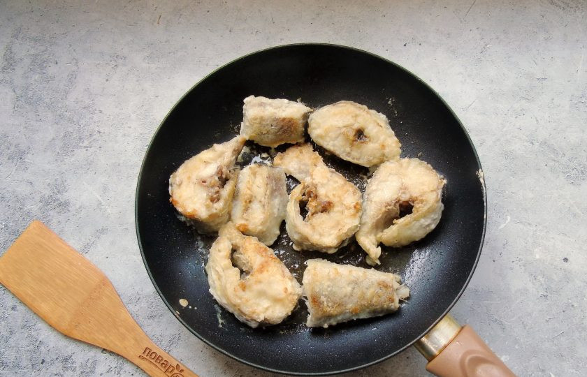 1. Этап. Минтай под маринадом из моркови и лука: Обжарьте со всех сторон.