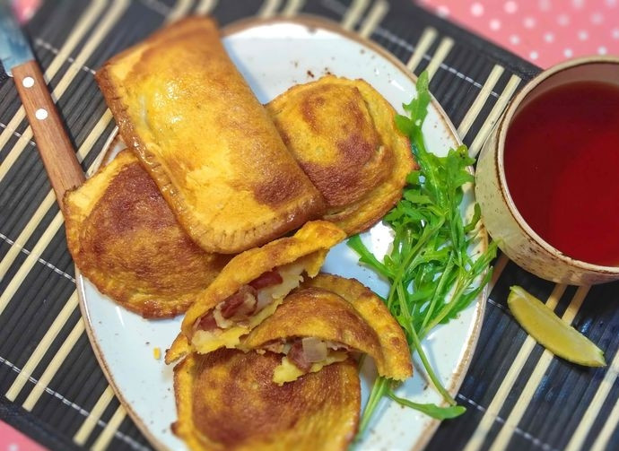 1. Этап. Лентяйские пирожки из хлеба: 8. Запекайте пирожки в духовке при 180 градусах около 20 минут или обжарьте их на сковороде до золотистой корочки.