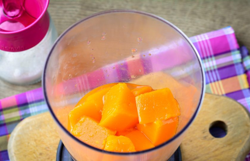 1. Этап. Желе из тыквы с апельсином: Выложите тыкву с жидкостью в чашу блендера и влейте апельсиновый сок.