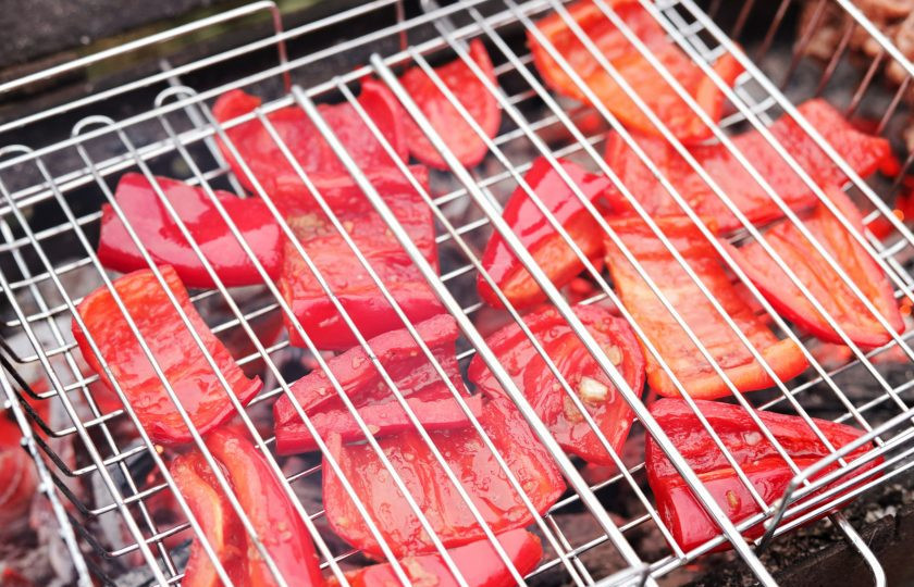 1. Этап. Перец на решётке на мангале: Установите решётку на мангал. Угли должны быть в меру жаркими. Готовьте примерно по 3-5 минут с каждой стороны. Если в наличии разные сорта, они могут по-разному и готовится: одни быстрее, другие — дольше. Здесь нужно внимательно следить за процессом и вовремя убрать более мягкие и нежные плоды.