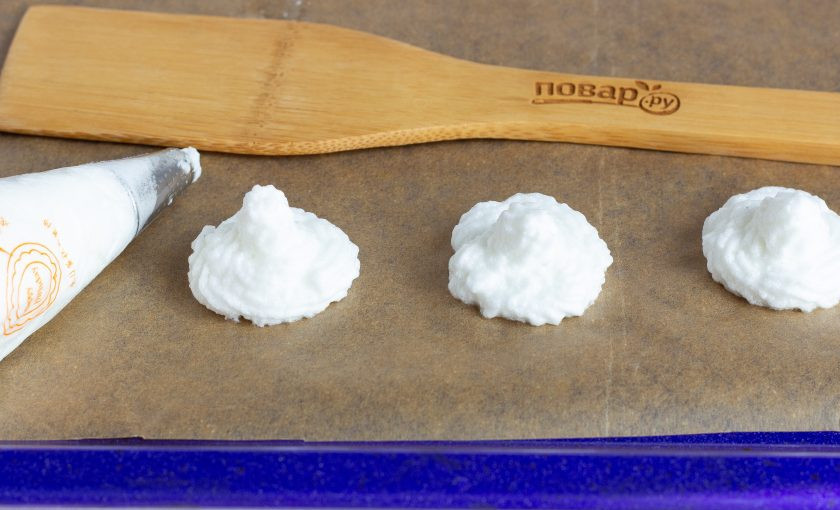 1. Этап. Меренги с малиновым соусом: Выложите массу в кондитерский мешок и отсадите меренги на противень с пергаментом. Размером с грецкий орех или немного больше.