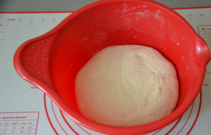 1. Этап. Греческая пита: Выбродившее тесто должно увеличиться в объеме примерно в 2 раза.