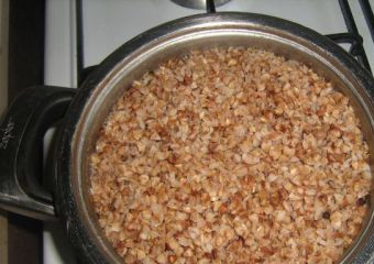 1. Этап. Запеканка из печени: 2. Тем временем отварим гречку, как обычно, - на воде или бульоне.