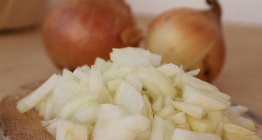 1. Этап. Скумбрия в духовке в фольге: Тем временем почистите и мелко нашинкуйте лук.