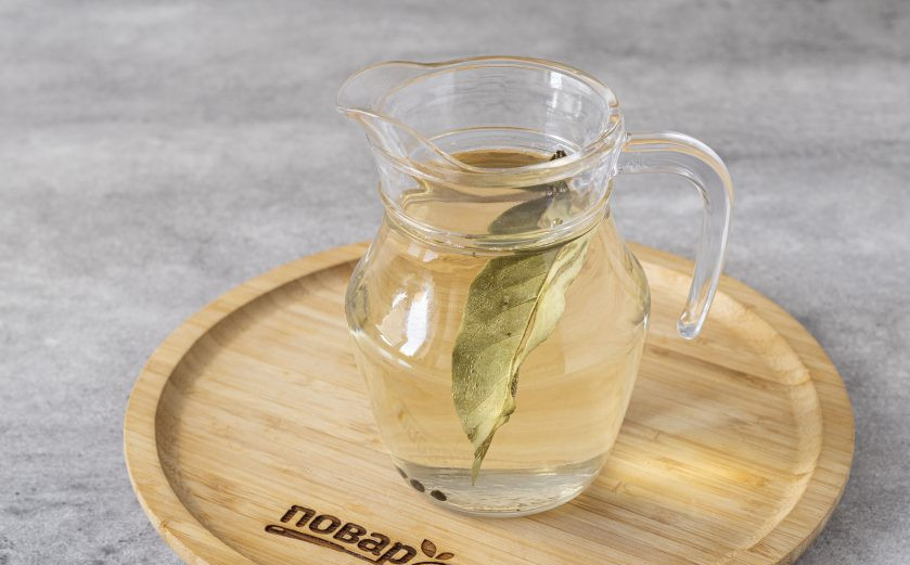 1. Этап. Малосольные помидоры с чесноком и зеленью: Для рассола вскипятите воду с лавровым листом и черным перцем. Добавьте соль, сахар и яблочный уксус. Проварите пару минут, чтобы сахар и соль полностью растворились. Перелейте рассол в кувшин и остудите до комнатной температуры.