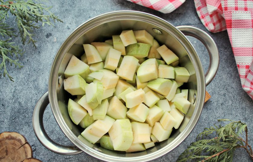 1. Этап. Суп-пюре из кабачков на мясном бульоне: Кабачки помойте, срежьте кончики и порежьте кубиком. Выложите кабачок в кастрюлю и тушите овощи под крышкой на среднем огне в течение 5-6 минут.