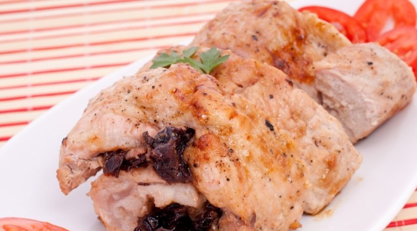 1. Этап. Свинина с курагой: Запекайте блюдо в течение 1 часа в духовке при 200 градусах. Приятного аппетита!