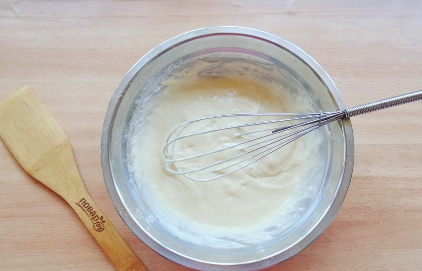 1. Этап. Оладьи с помидорами и сыром: Перемешайте кефир, муку, яйцо, соль и разрыхлитель.