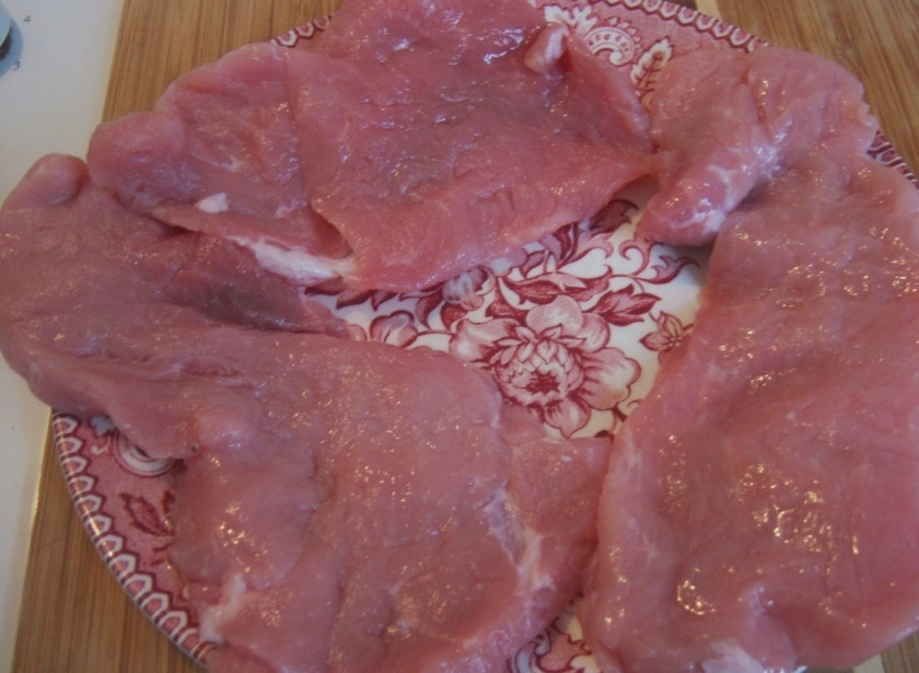 1. Этап. Свинина по-английски: Куски свинины хорошенько промываем под холодной водой и даем им немого обсохнуть.