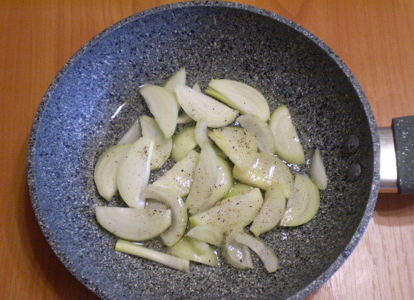 1. Этап. Салат с печенью куриной слоеный: 3. Обжарьте лук на масле с солью и перцем молотым до готовности.