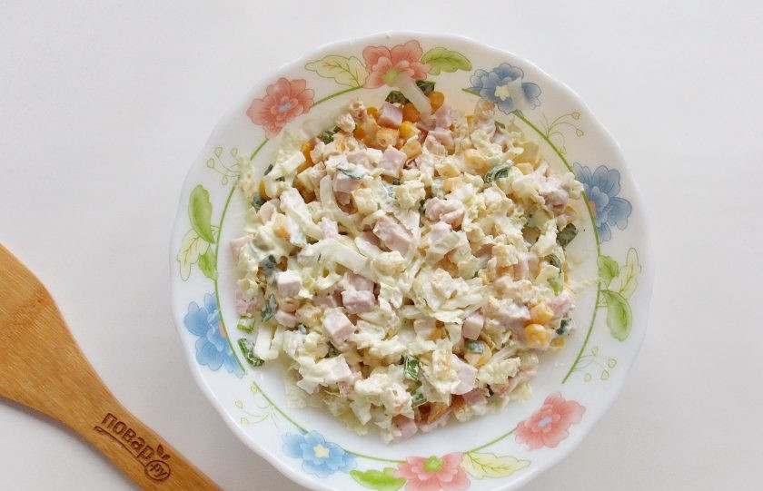 1. Этап. Салат с ветчиной, кукурузой и сухариками: Перемешайте все ингредиенты салата.