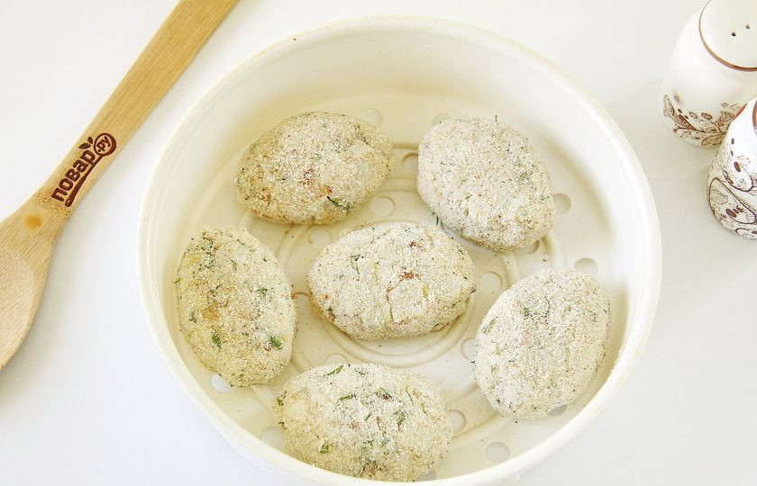 1. Этап. Котлеты из щуки на пару: Сформируйте мокрыми руками котлеты, обваляйте их в сухарях и выложите в смазанный маслом контейнер пароварки.