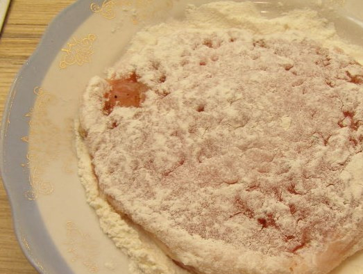 1. Этап. Ромштекс из свинины: Мясо обваляйте в муке с двух сторон.