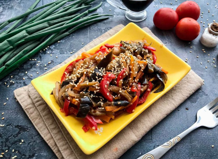 1. Этап. Баклажаны с морковью и болгарским перцем: Баклажаны с морковью и болгарским перцем готовы. Приятного аппетита! Закуску можно подавать как в горячем, так и в холодном виде.